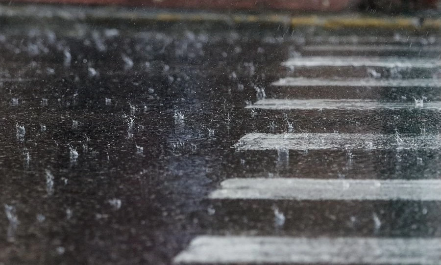 Οι βροχές και οι καταιγίδες θα συνεχιστούν και την Κυριακή – Η πρόγνωση του καιρού